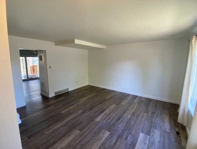 Building Photo - Spacious 2BR Townhome in Denver