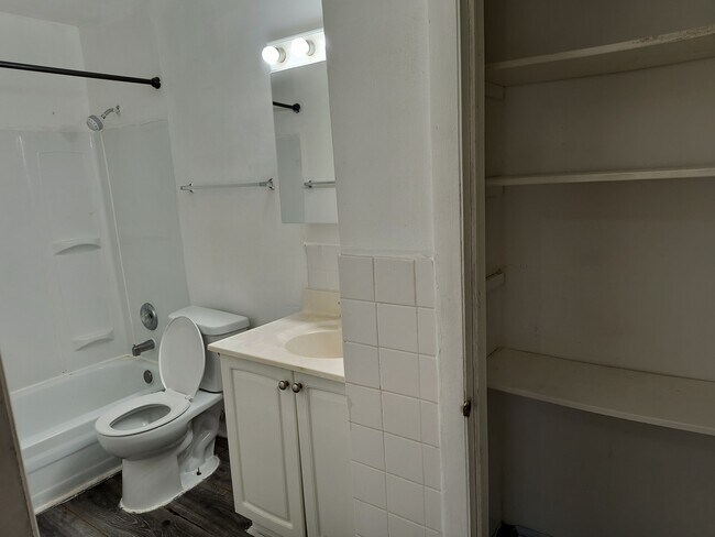 Foto del edificio - 670 Hill Dr