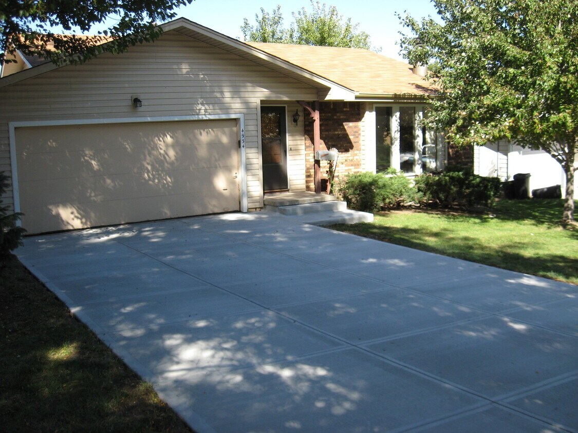 Primary Photo - Large Ranch House