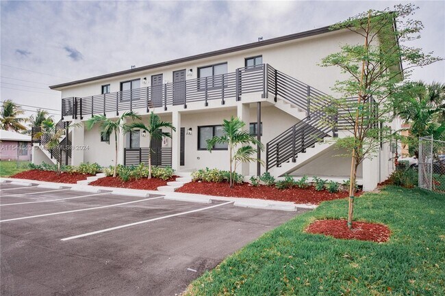 Building Photo - 1215 SW 39th Ave