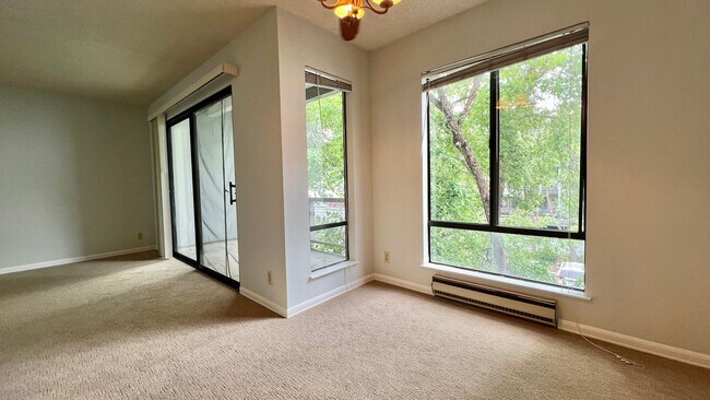 Foto del edificio - Well-maintained 2bd 1.5 ba  with plenty of...