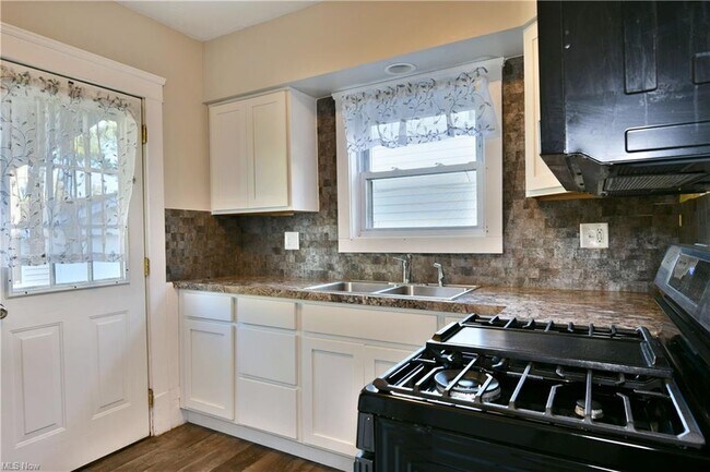 Foto del edificio - 781 Oak Knoll Ave SE