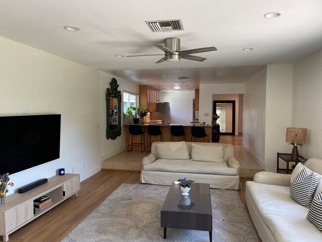 Building Photo - Massive Yard! 6 Bed / 2.5 Bath House on East Falls