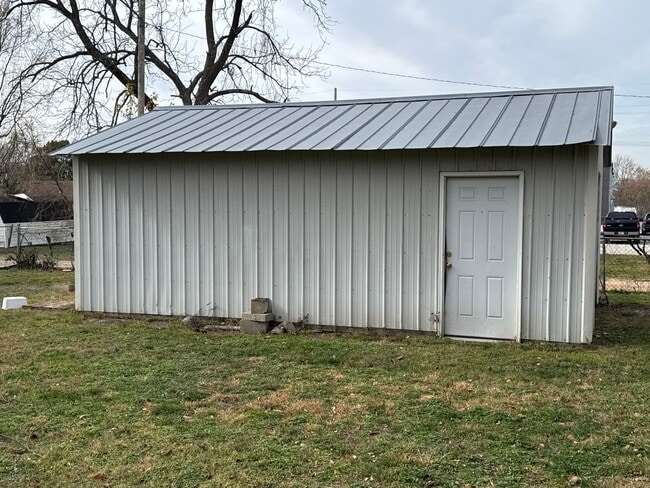 Building Photo - 2 Bedroom 1 Bath Beautiful Inside! $895