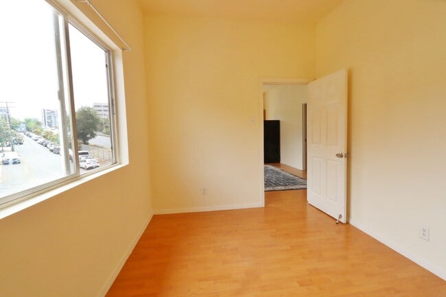 Building Photo - 1095
