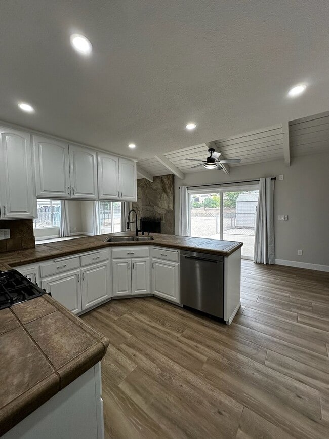 Building Photo - Amazing 5-Bedroom Ranch Style Home w/ 3-Ca...