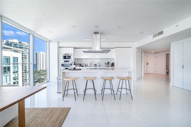 Foto del edificio - 300 Sunny Isles Blvd