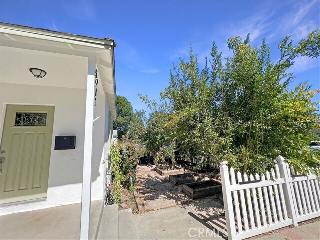 Building Photo - 5901 Jamieson Ave