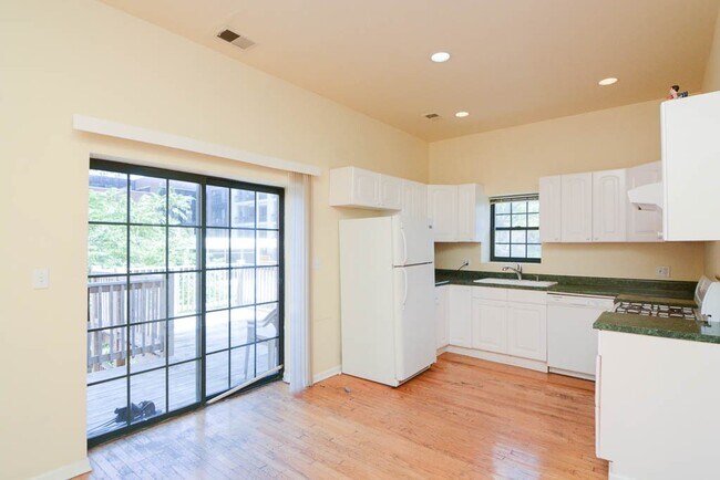 Foto del edificio - 218 W Division St