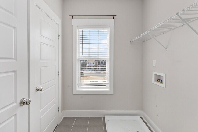 Foto del edificio - Charming 3-Bed Home with Spacious Layout in Wendell Falls