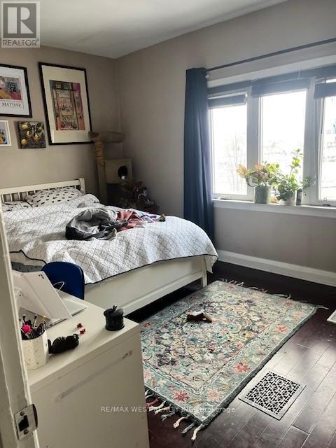 Photo du bâtiment - 247 Lansdowne Ave