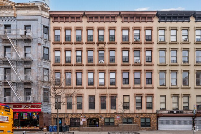 Foto del edificio - 2051-2055 Adam Clayton Powell Jr Blvd