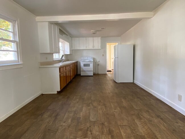 Building Photo - 3 Bedrooms, 1 Bathroom - Home in West Rome!