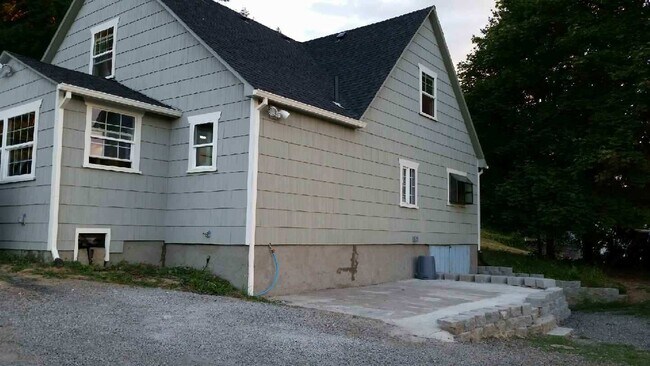 Building Photo - Farmhouse on Acreage (Shop!)