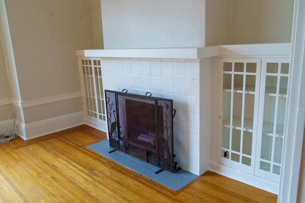 Living room with functioning fireplace and built-in bookshelves - 3018 Steiner St
