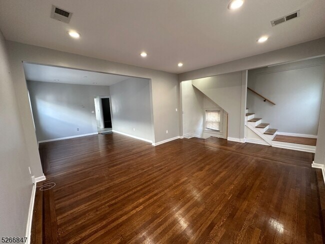 Building Photo - 135 Bellevue St