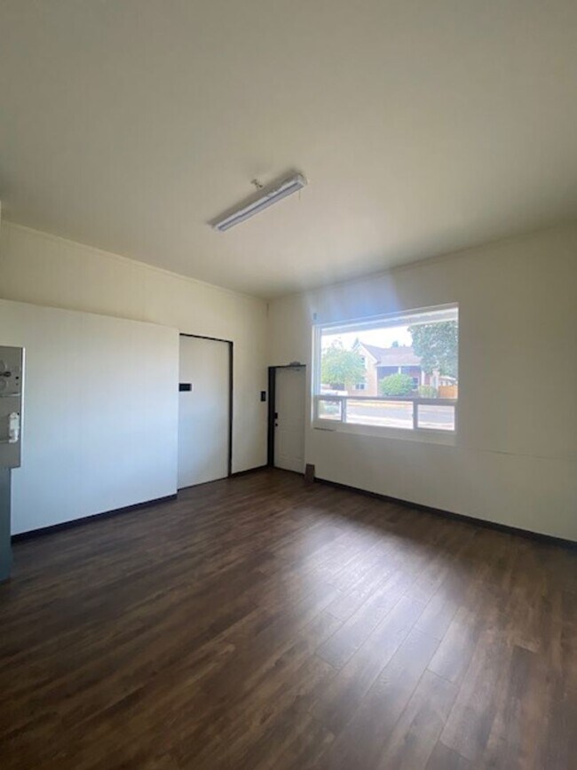Building Photo - Large Studio Apartment Close to Parks!