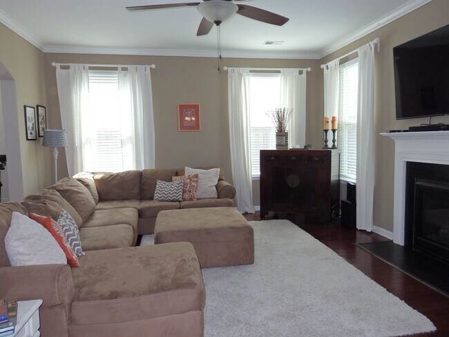 Foto del edificio - Look No Further. You Have Found Home!!! Available July 15th!