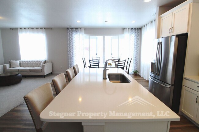Building Photo - Beautiful Newer Home