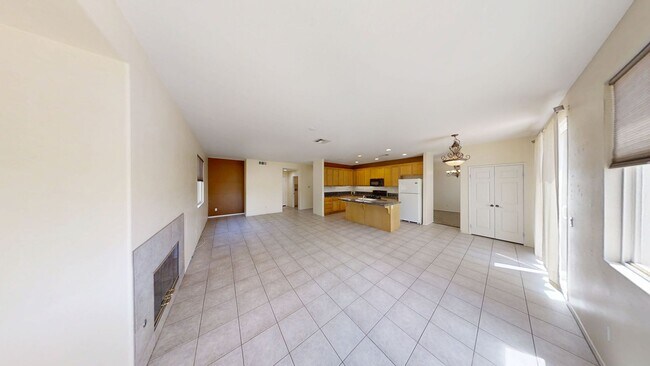 Foto del edificio - Spacious 4 bedroom 3 bath