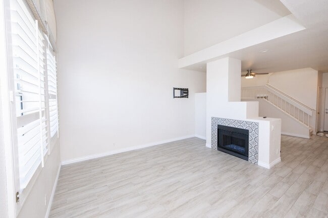 Building Photo - Beautiful 2 bed 2.5 bath condo available n...