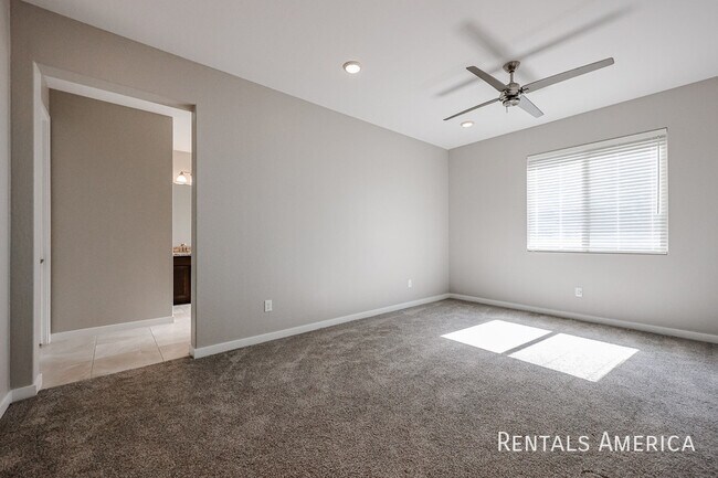 Building Photo - Charming 2-bedroom, 2 bath Condo