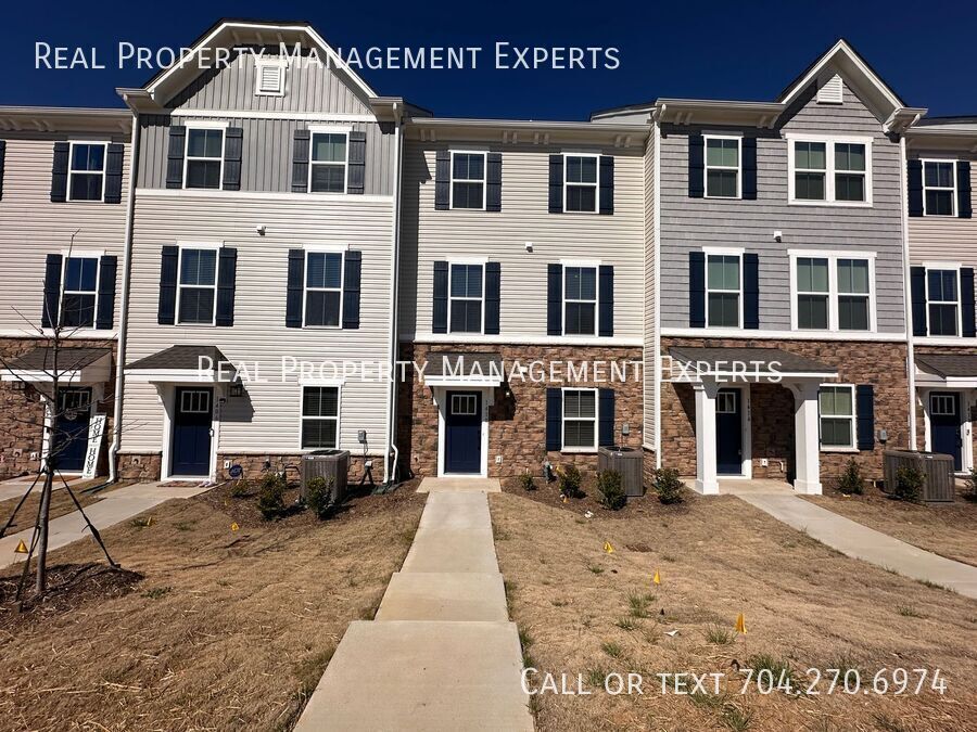 Foto principal - Stunning 3BR/2.5BA Townhouse in Charlotte!