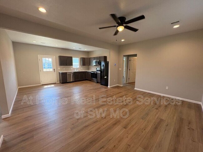 Foto del edificio - 120 W Bluegrass St