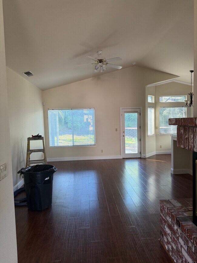 Foto del edificio - 4933 Charter Rd