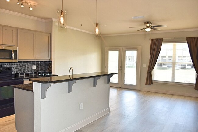 Building Photo - Freshly updated 3 Bedroom 2.5 Bath Townhouse 1 Car Garage available 3/1