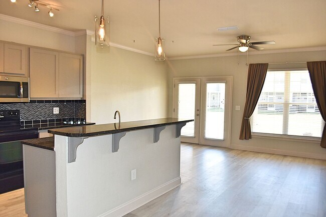 Foto del edificio - Freshly updated 3 Bedroom 2.5 Bath Townhouse 1 Car Garage available 3/1