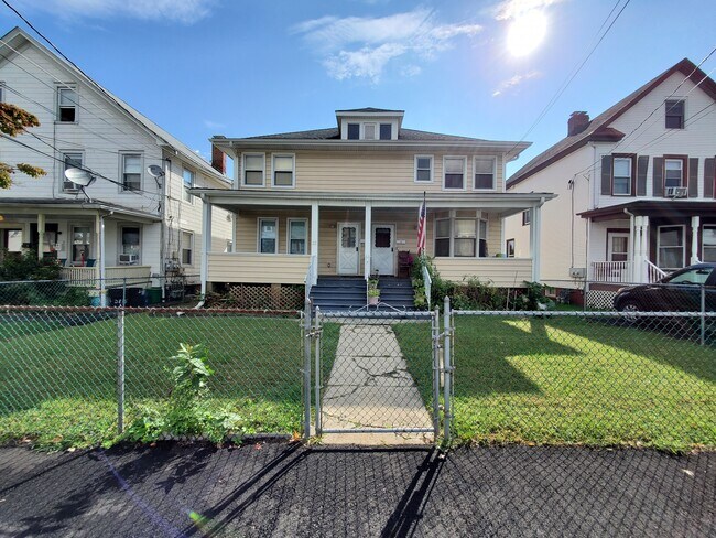 Foto del edificio - 22 Demarest Ave