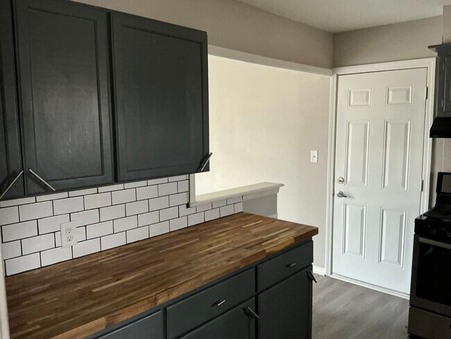 Foto del edificio - 3 bed 1 bath 1 car, fenced yard, one car garage! Moore Schools