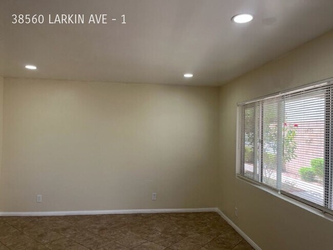 Building Photo - 2BD/ 2BTH FIRST FLOOR APARTMENT EAST PALMDALE