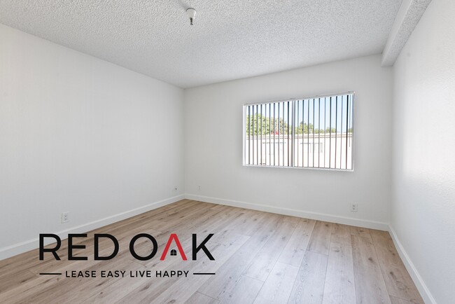 Foto del edificio - ~1 Month FREE~ Cheerful, Spacious Two Bedr...