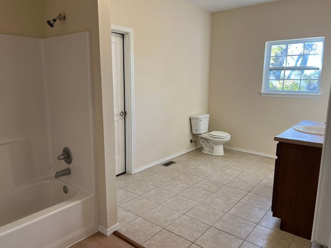 Foto del edificio - 1138 N Sherman Ave