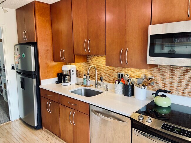 Kitchen - 1600 N Oak St