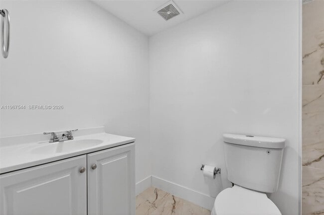 Building Photo - 606 W 81st St