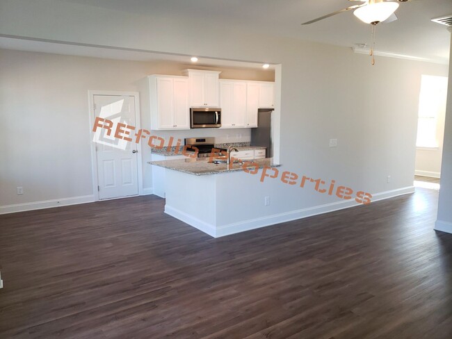Foto del edificio - Charming 4 Bedroom, 2.5 Bath, 2-Car Garage...