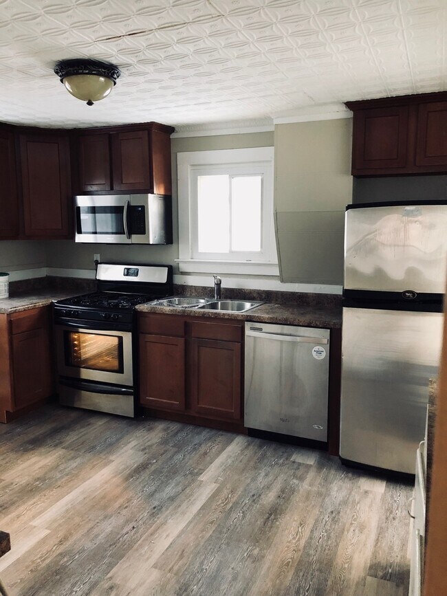 Building Photo - 4 Bedroom 2 Bath South Wedge, Close to U o...