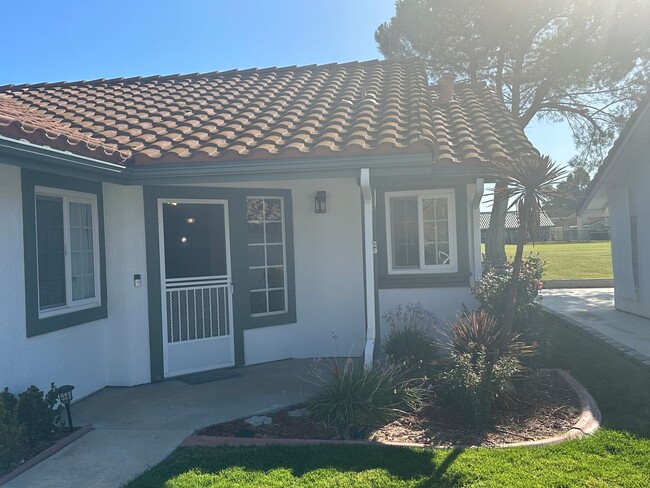 Building Photo - Beautiful golf course home!