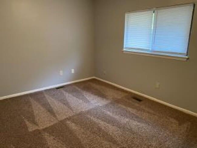 Building Photo - 3 Bedroom / 2 Bath Duplex