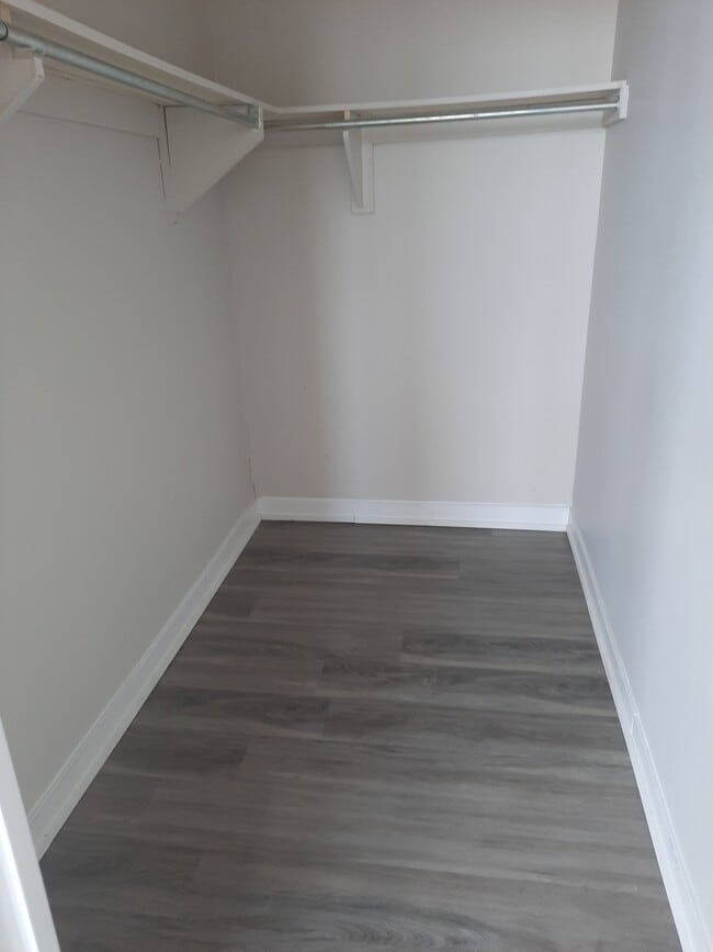 Building Photo - 76 Roehampton Av