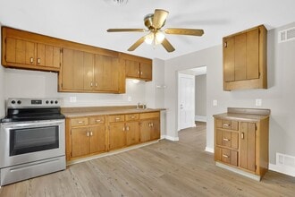 Building Photo - 11 Russell Rd