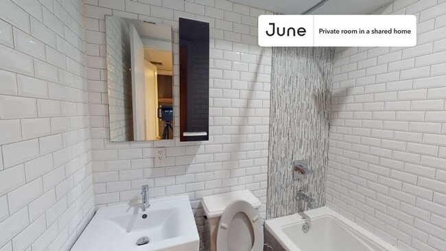 Foto del edificio - Room in Shared 3 bed/3 bath home