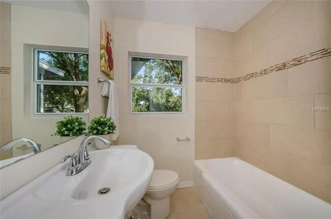 Foto del edificio - 3205 68th Ave N