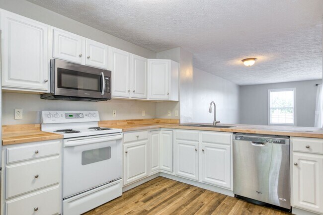 Foto del edificio - 3 bed / 3 bath. Parking. Pet Friendly.