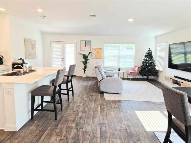 Foto del edificio - 501 Elm Crk Dr