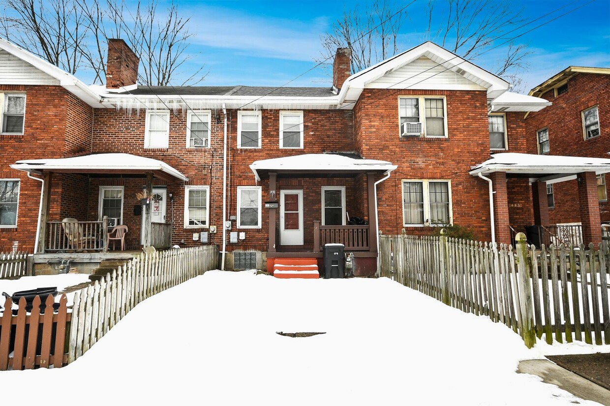 Foto principal - 2 Bed/1Bath Single Family Row House - Sect...