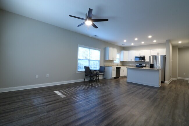 Foto del edificio - 383 E Woodland Dr